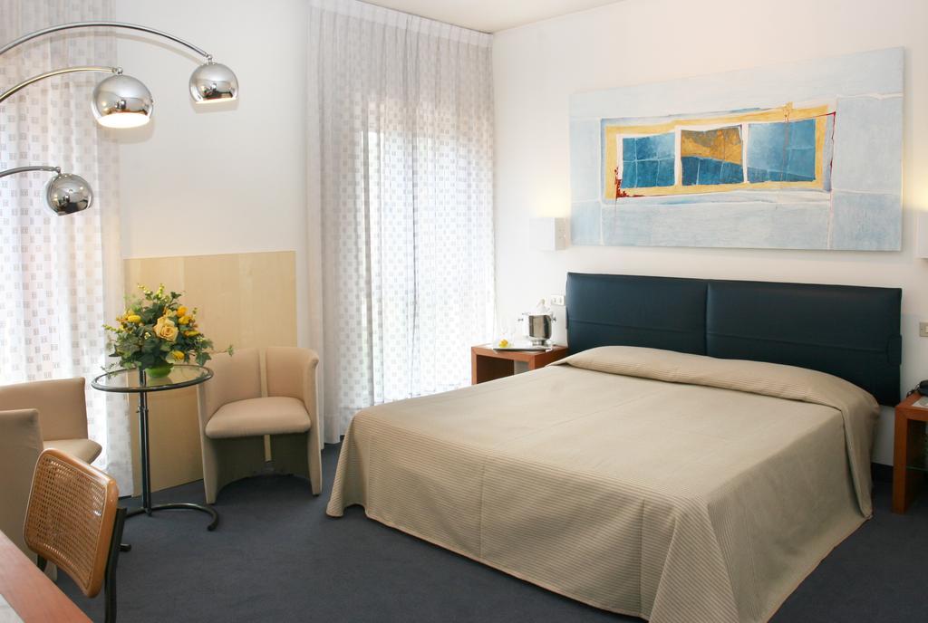 Arte Hotel Перуджа Номер фото